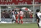 Kinh hoàng thủ môn... cắn người!