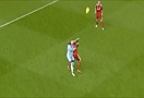 Thúc cùi trỏ Balotelli lĩnh thẻ đỏ, MC chỉ còn 10 người trên sân (Live: Liverpool 1-1 MC)