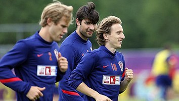 Bóng đá - Man United có nguy cơ bị PSG phá đám vụ Modric