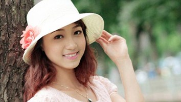 Bóng đá - Người đẹp Thùy Linh: Hy sinh EURO để thi Hoa khôi  Thể thao 2012