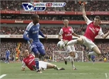 Koscielny giở võ karate để đoạt bóng của Sturridge