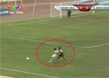 Moussa bị đuổi khỏi sân sau pha thúc củi trỏ vào gáy Đức Tuấn