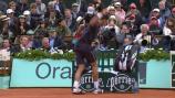 Nổi điên vì mất break Djokovic vung vợt đập thủng biển quảng cáo