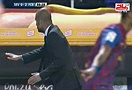 Pep Guardiola ném chai nước thẳng mặt nhân viên y tế trên sân
