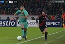 Sergio Busquets lại một lần nữa có hành động không đẹp ở Champions League