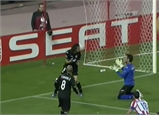 Thủ thành của Valencia Diego Alves quỳ gối trước đồng đội