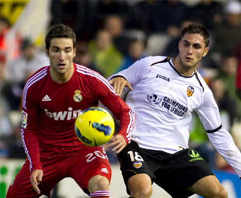 Pha cứu thua... bằng tay trắng trợn của Higuain (trận Valencia 2-3 Real Madrid)
