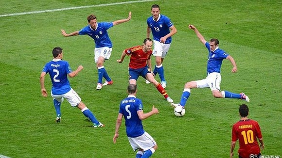 Bóng đá - Iniesta được so sánh với "siêu sao truyện tranh" Tsubasa