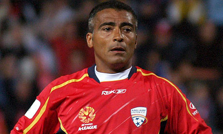 Huyền thoại Romario đá bóng thế nào khi bị bịt cả 2 mắt? 