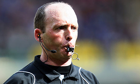Trọng tài Mike Dean 'nhí nhảnh' diễn trò trước trận đấu của 'Quỷ'