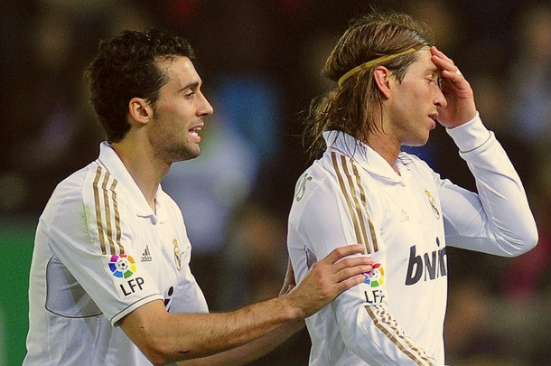 Real Madrid chỉ còn hơn Barcelonaa 6 điểm: 5 thẻ đỏ và 1 cơn điên