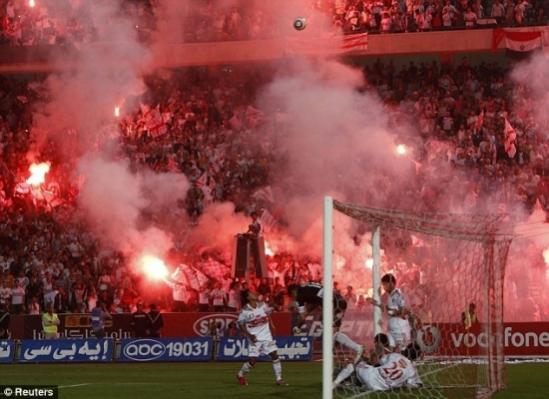 Kinh hoàng Hooligan dùng pháo sáng tấn công CĐV gây cháy khán đài