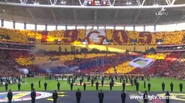 Biểu ngữ ngộ nghĩnh trên SVĐ Ali Sami Yen khiến người xem thích thú