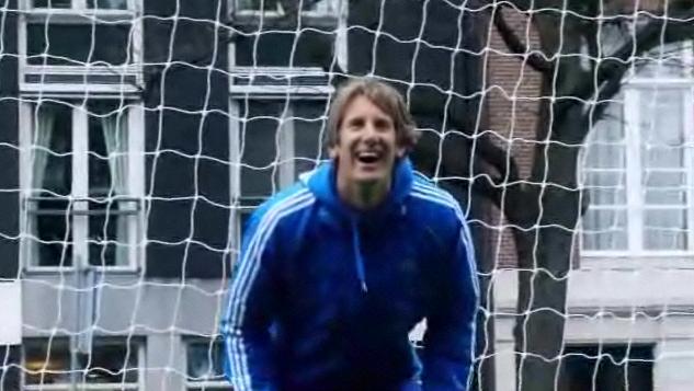 Huyền thoại một thời Van der Sar trở lại sân cỏ
