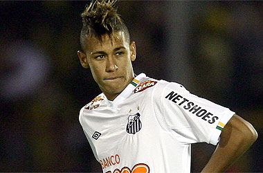 Neymar biểu diễn tuyệt kĩ với chuyên gia Freestyle.
