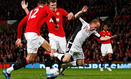 Clip cận cảnh: Man United may mắn tránh phạt đền phút cuối trận