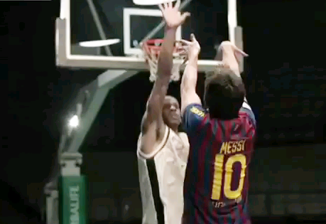 Messi trình diễn kỹ thuật siêu việt trong môn bóng rổ