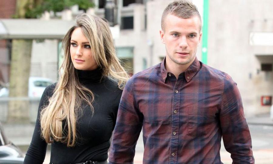 Bóng đá -  Tom Cleverley trở lại Manchester cùng cô vợ Georgina