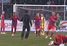 Sốc! Hooligan đấm vào mặt cầu thủ ngay trong trận đấu