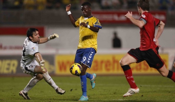 Mirandes (áo đỏ) sẽ khó có thể cản được Las Palmas