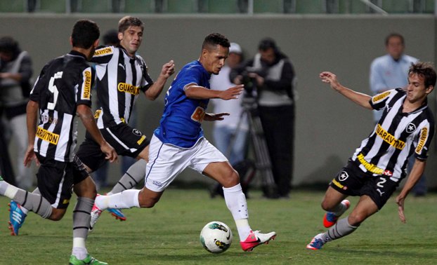 Cái dớp toàn thua trên sân của Botafogo sẽ là rào cản rất lớn đối với Cruzeiro (giữa)