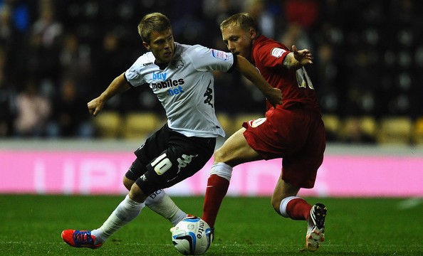Derby County (áo trắng) sẽ tận dụng lợi thế sân nhà của mình để có được 3 điểm