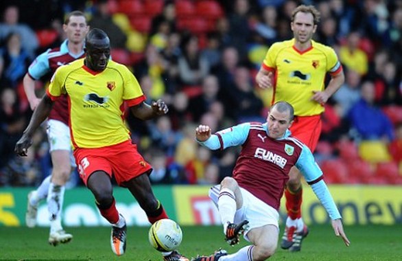 Chủ nhà Watford (áo vàng) sẽ khuất phục Burnley