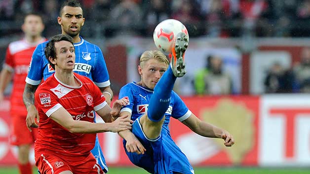 Gặp đối mềm trên sân nhà mà không thắng nữa sao Hoffenheim (áo xanh)