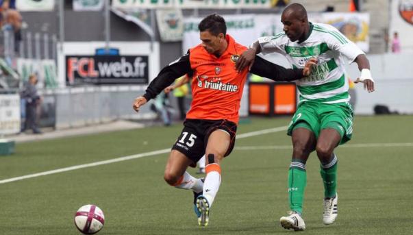 Lorient (trái) chỉ trông chờ vào cúp quốc gia để kiếm suất ra biển lớn