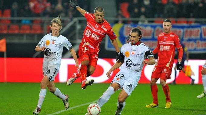 Reims (áo trắng) sẽ trả nợ Valenciennes thành công